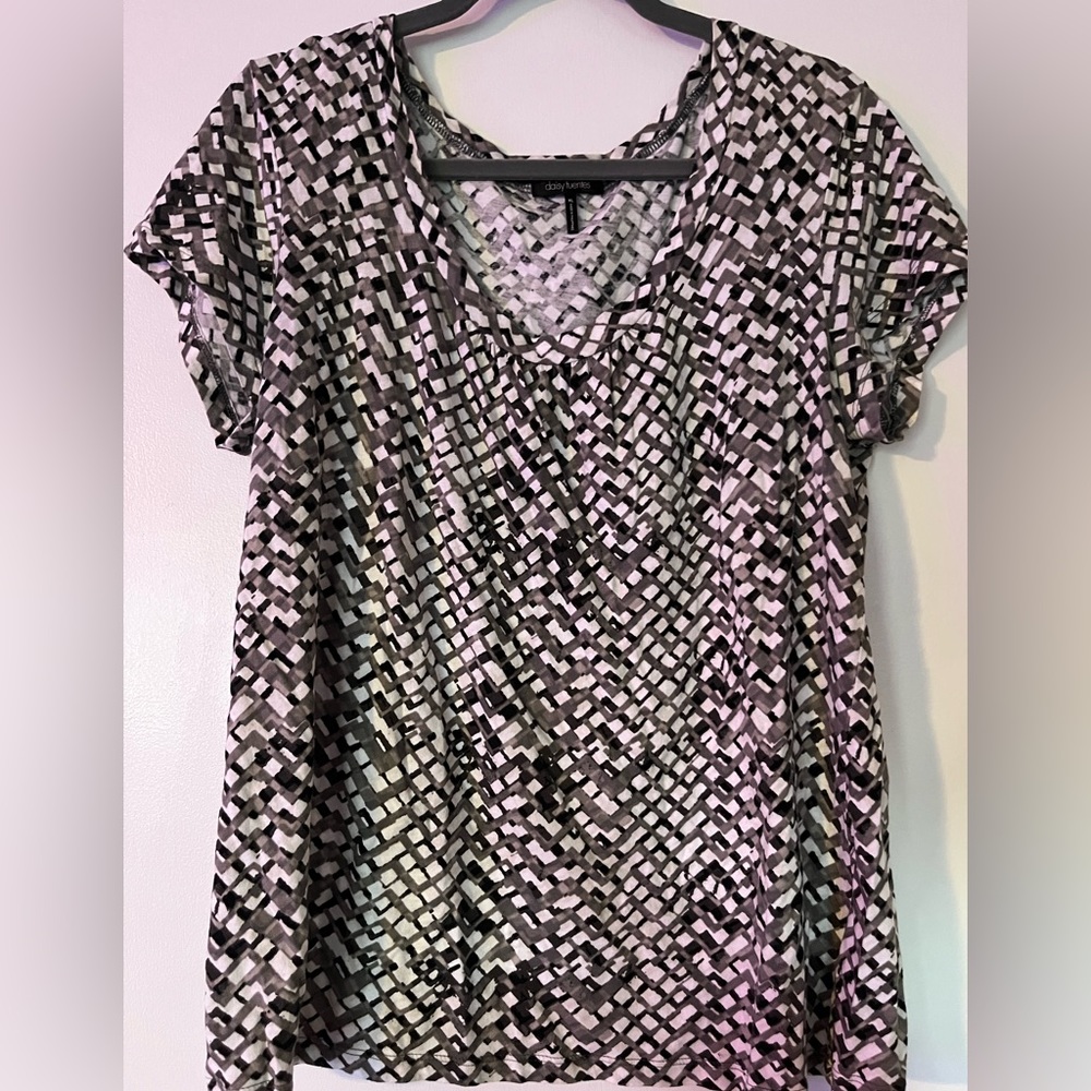 Black and white short sleeve scoop neck shirt XL